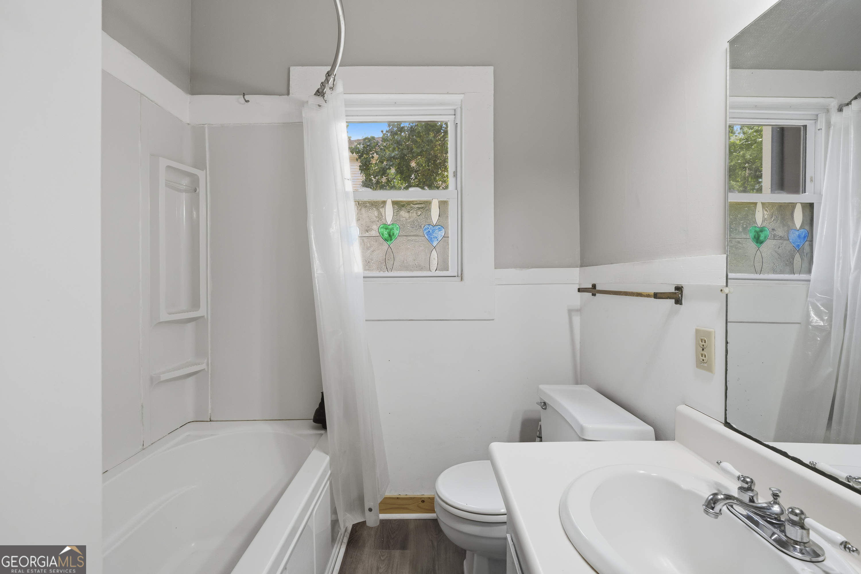 202 Everett Square Property Photo 18