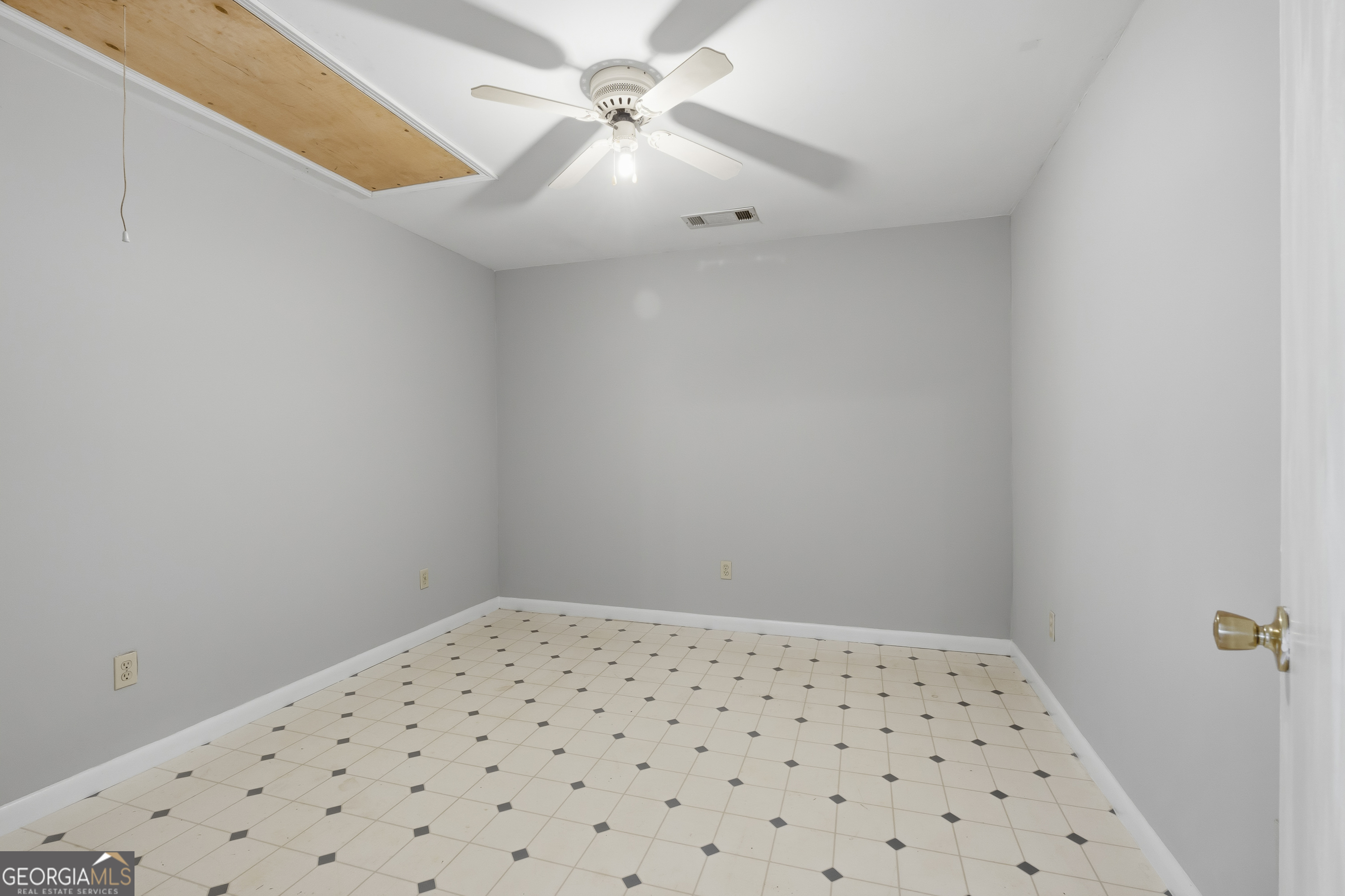 202 Everett Square Property Photo 21