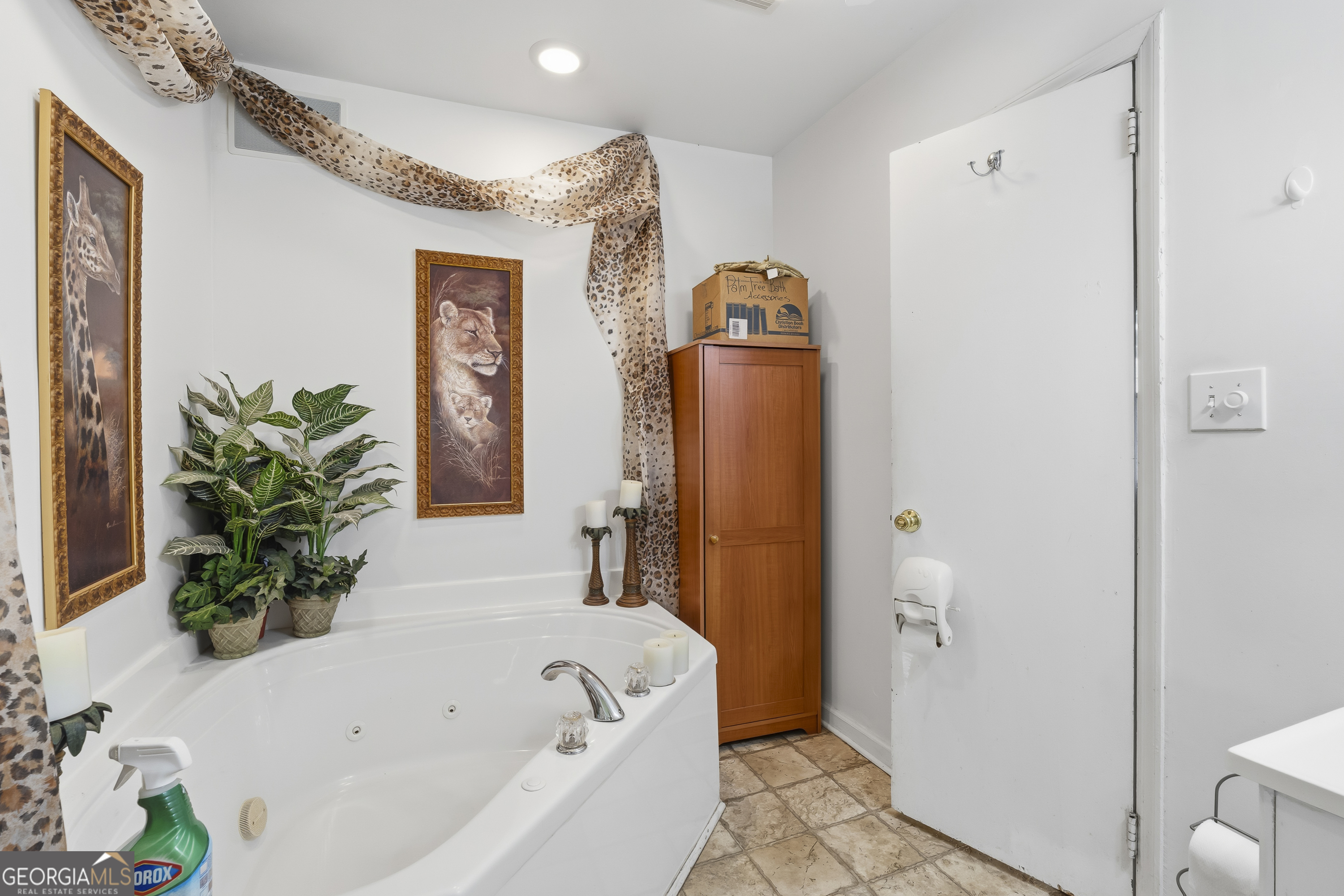 202 Everett Square Property Photo 24