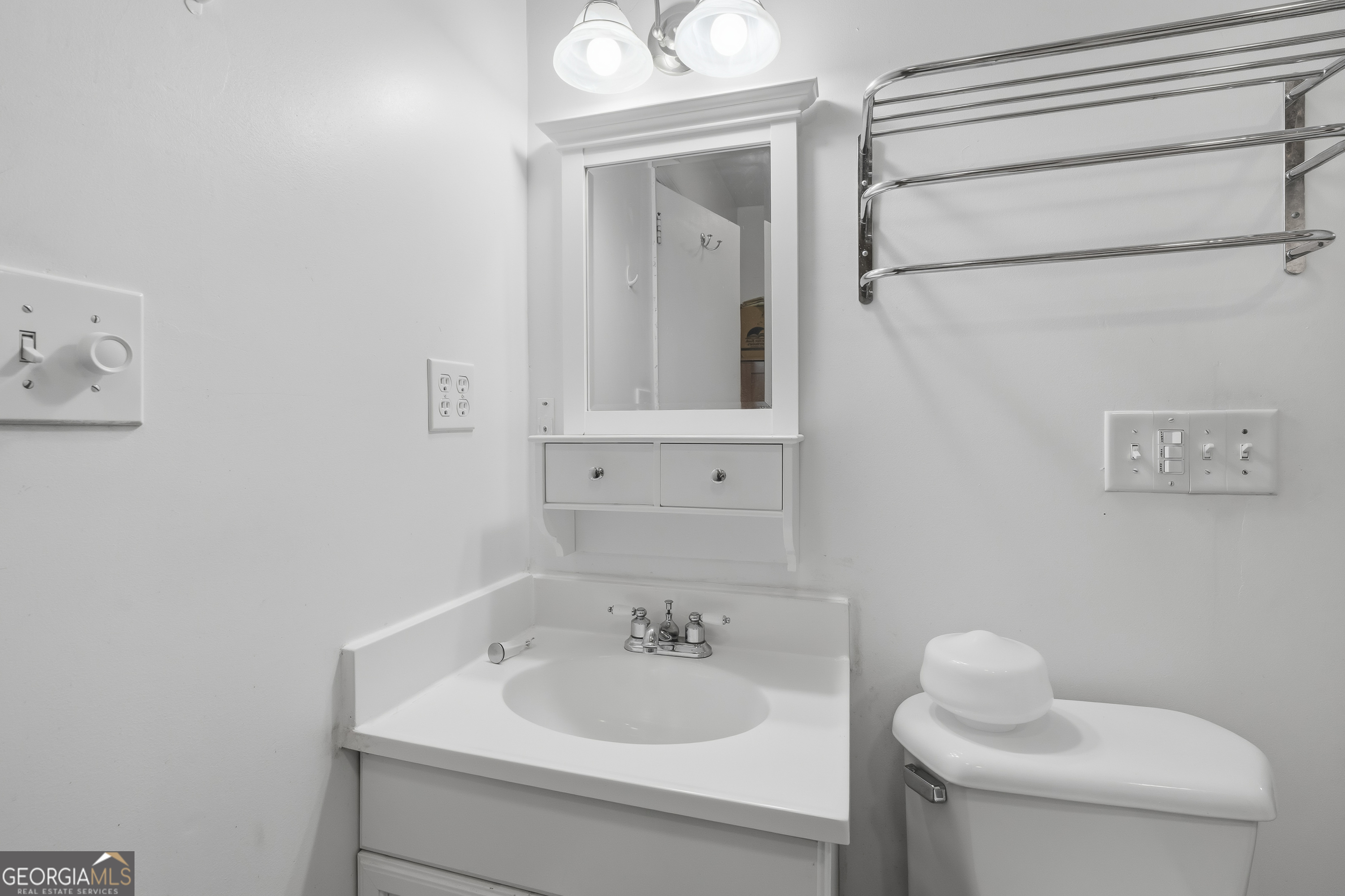 202 Everett Square Property Photo 25