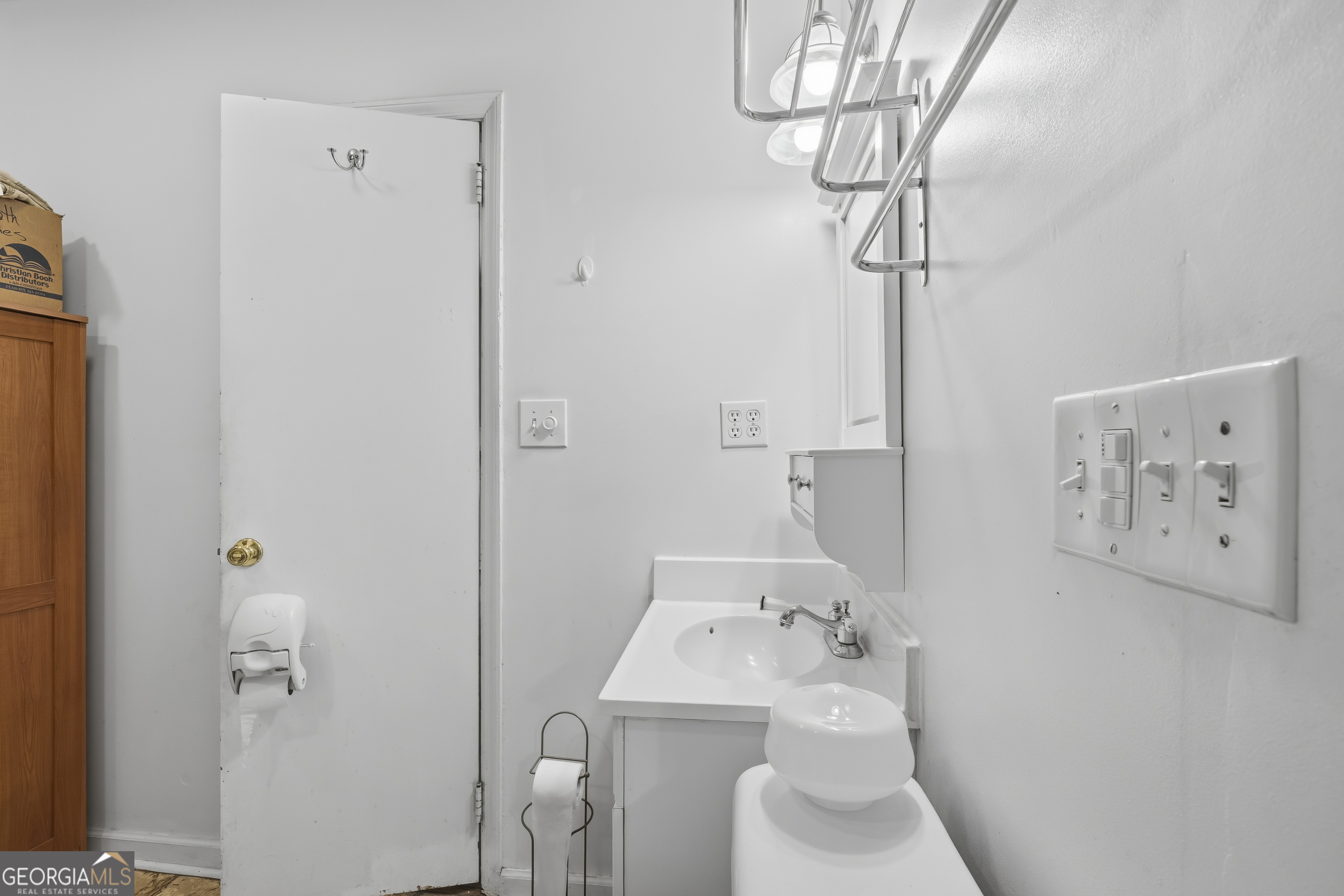 202 Everett Square Property Photo 26