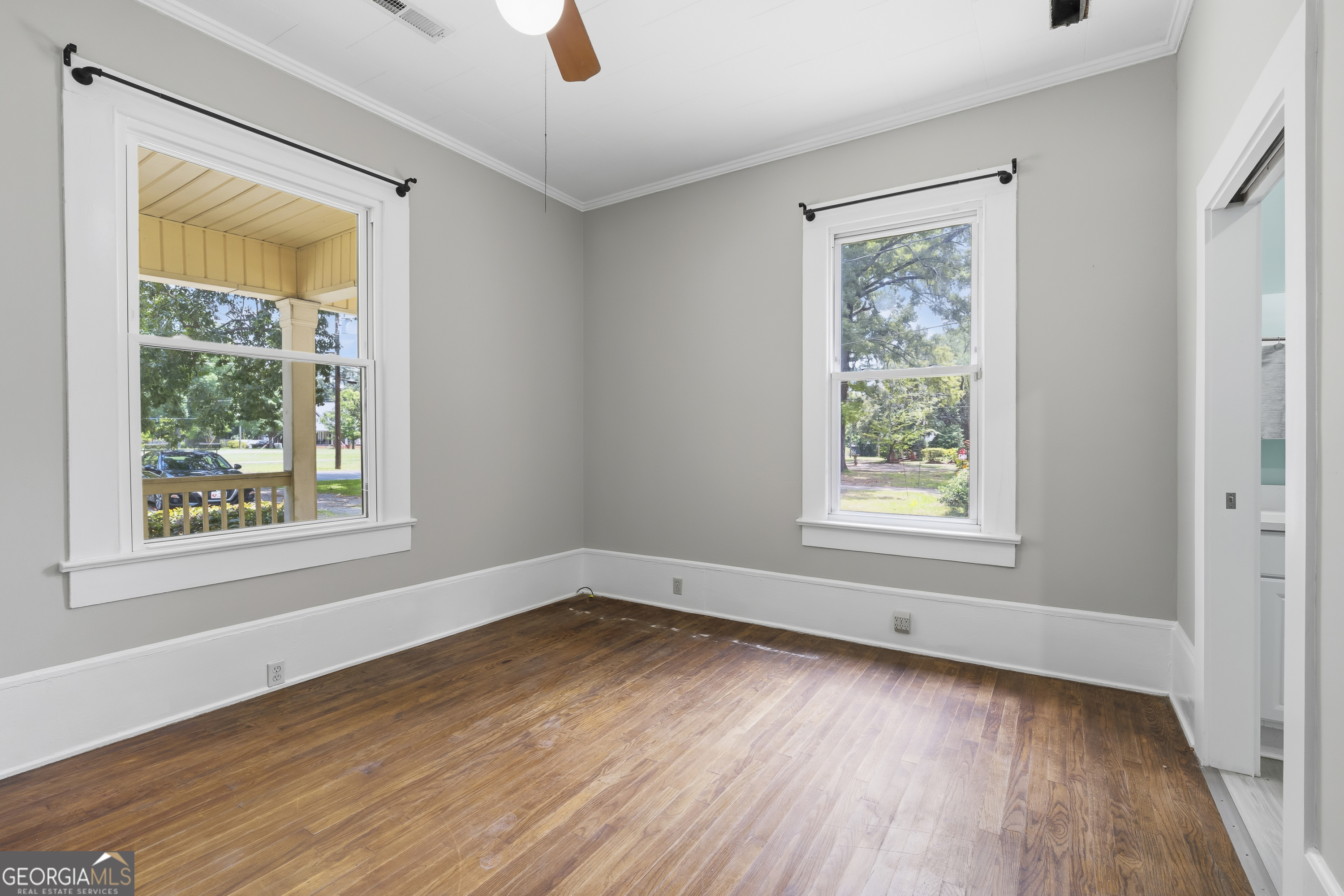 202 Everett Square Property Photo 32