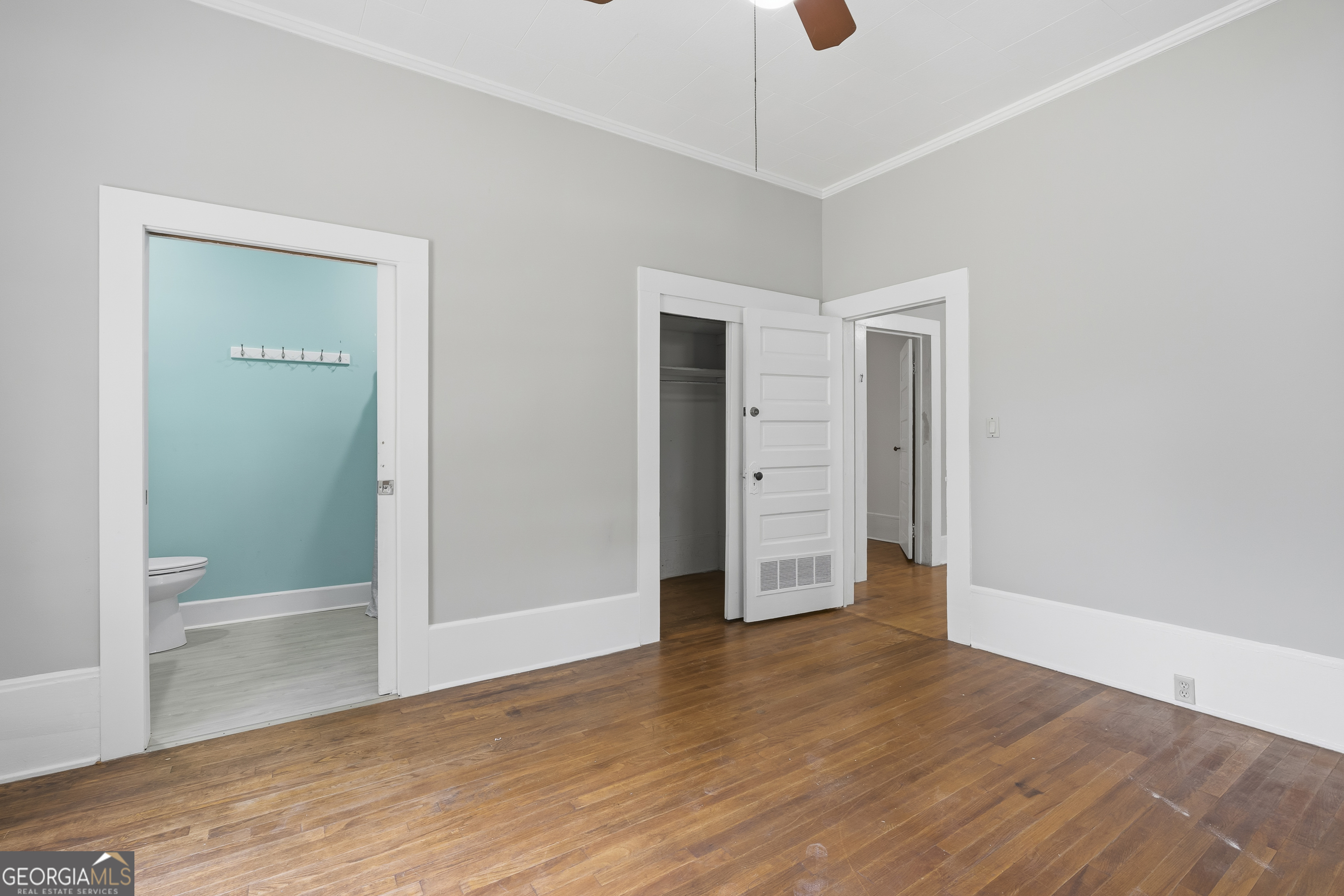 202 Everett Square Property Photo 33