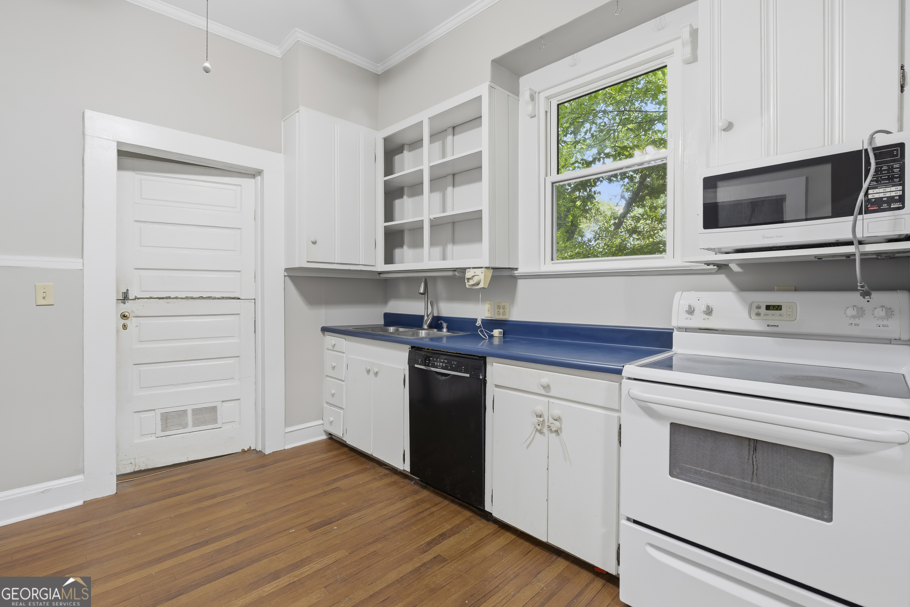 202 Everett Square Property Photo 37