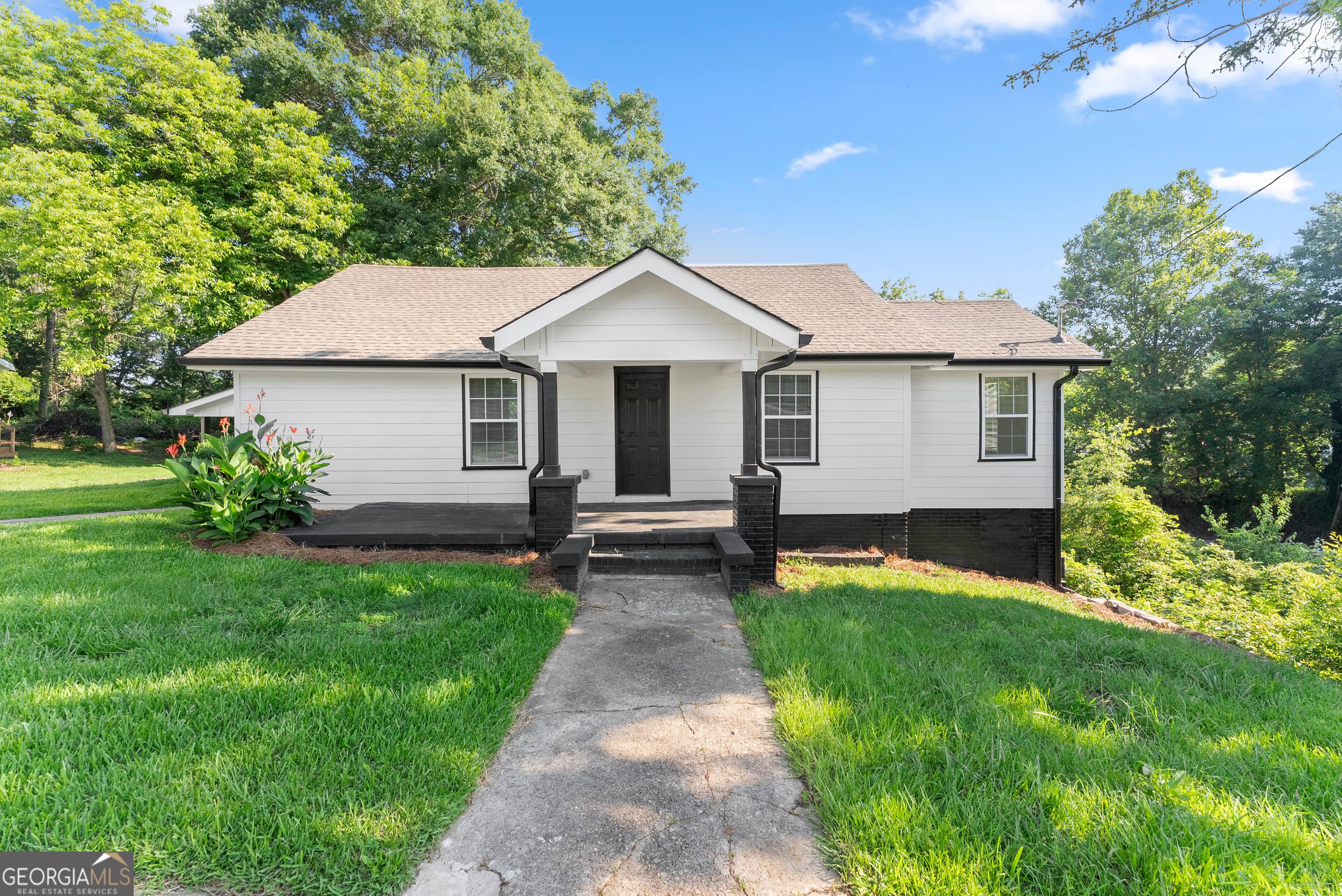 239 E Currahee Street Property Photo 1