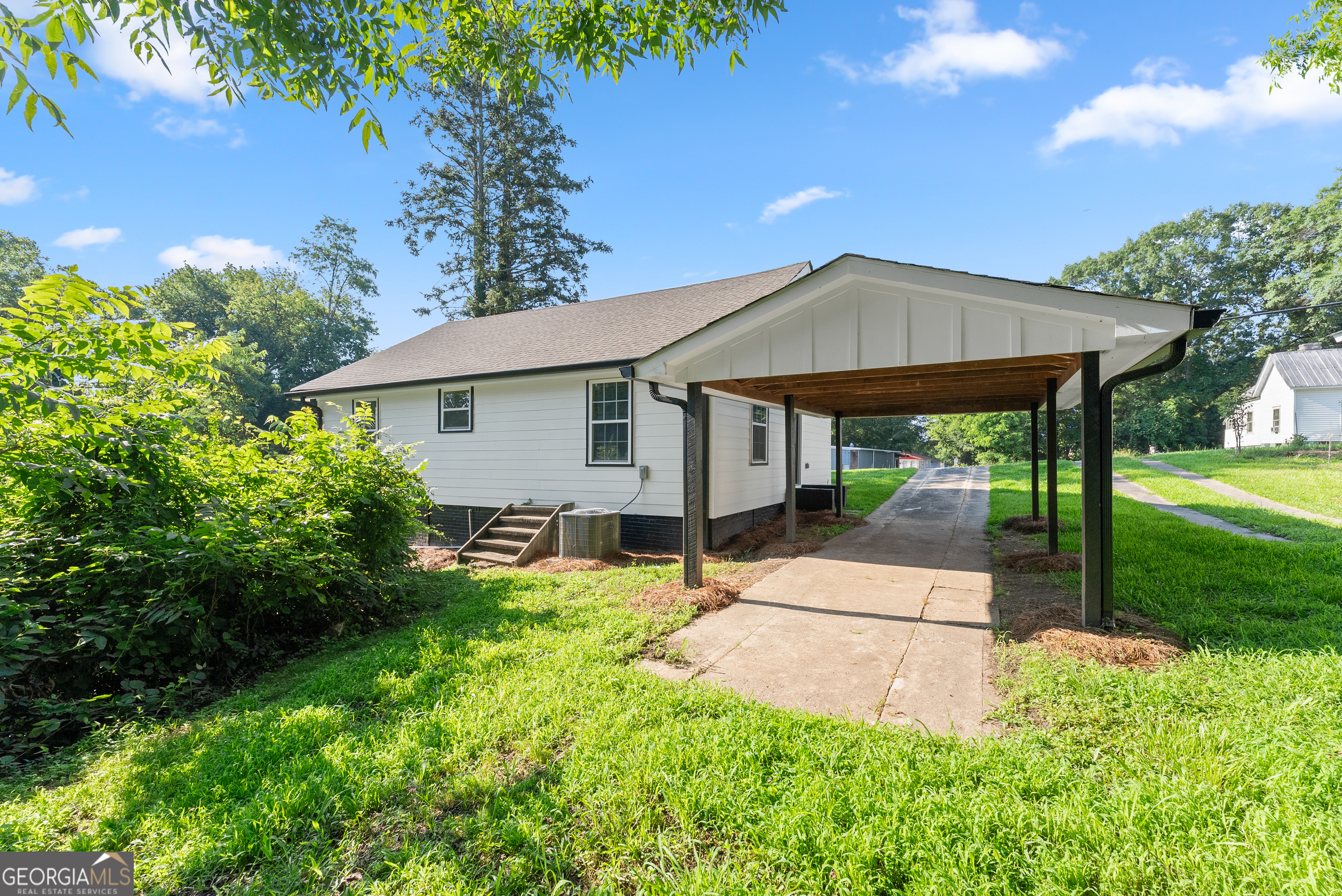 239 E Currahee Street Property Photo 6