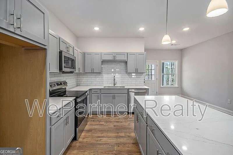 136 Crest Pointe Property Photo 4