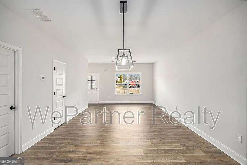 136 Crest Pointe Property Photo 5