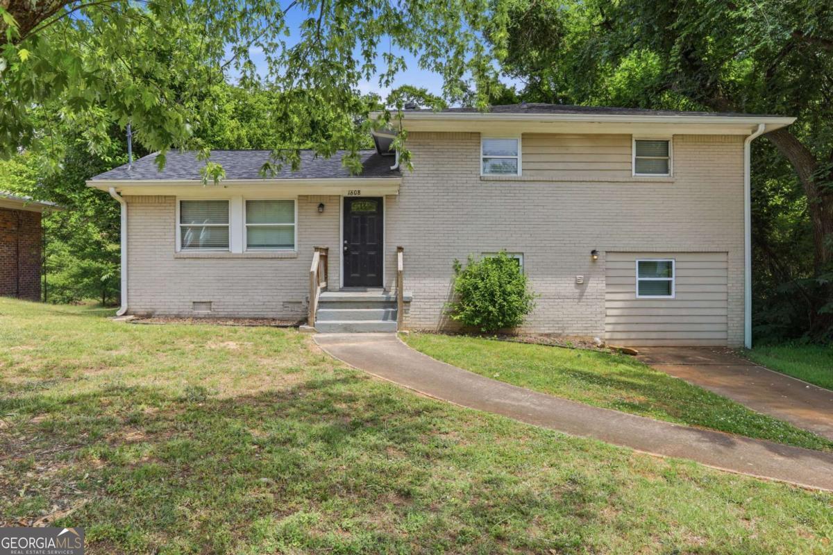 1608 W Austin Road Property Photo 1