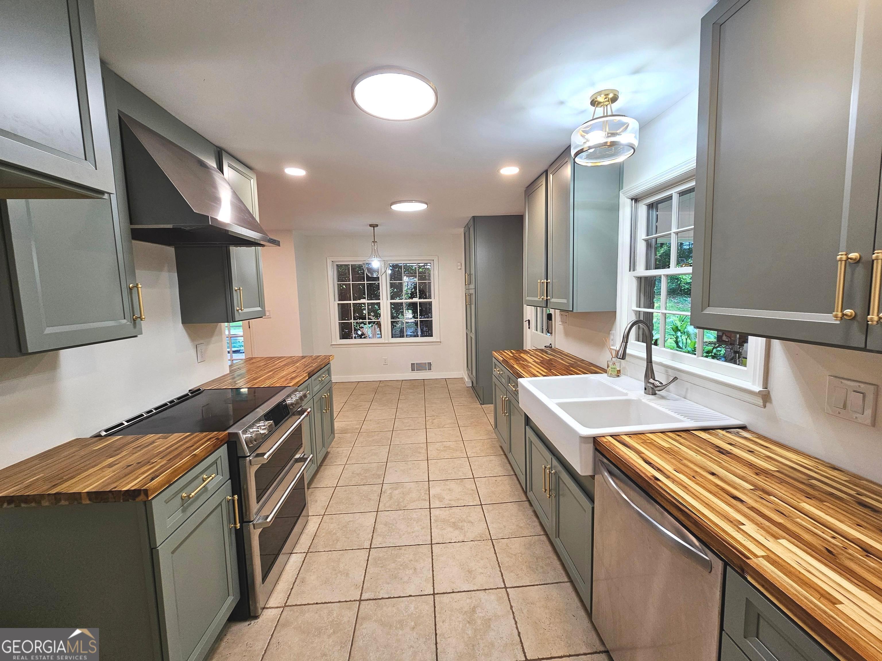 615 Kings Road Property Photo 11