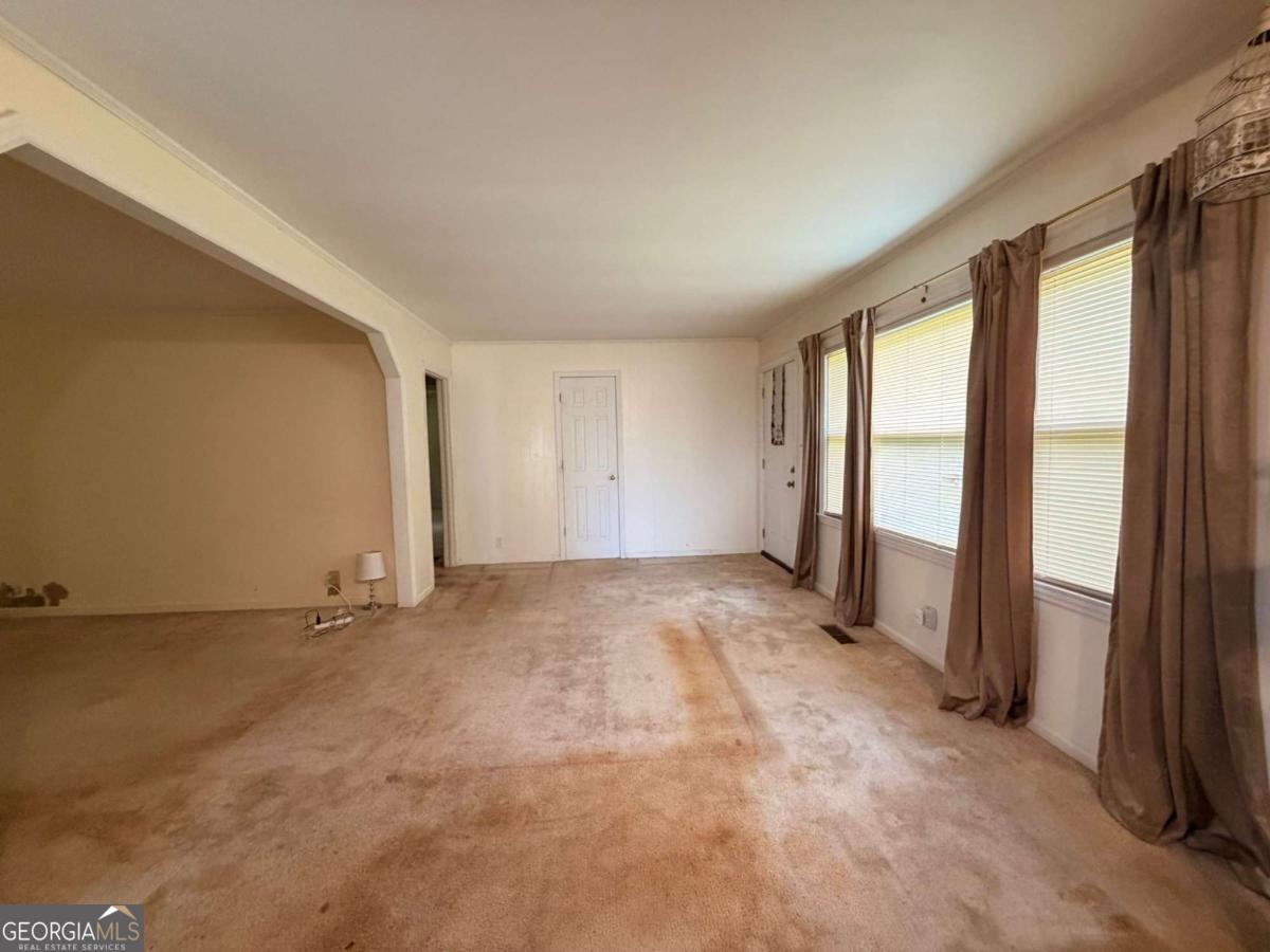 737 W College Street Property Photo 4