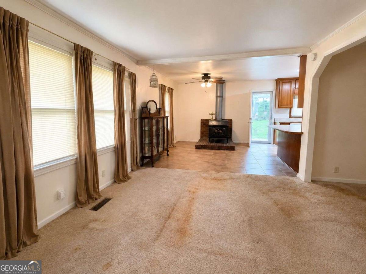 737 W College Street Property Photo 8