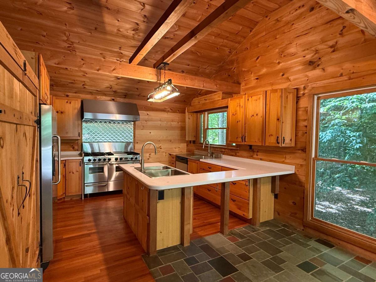 2405 Mountain Road Property Photo 5