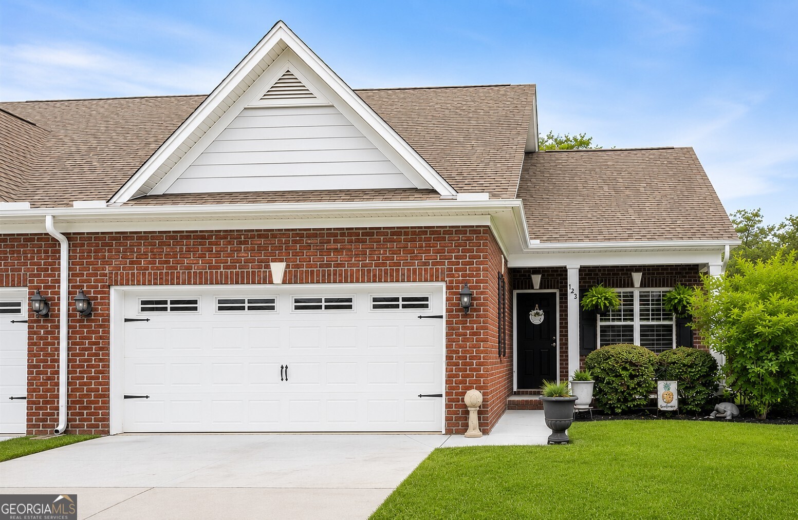 123 Regency Circle Property Photo 2