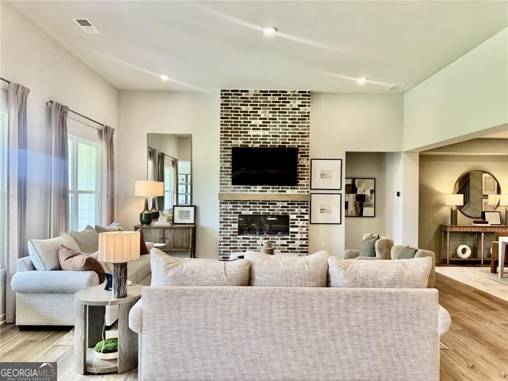 8545 Oak Hollow Way Property Photo 9