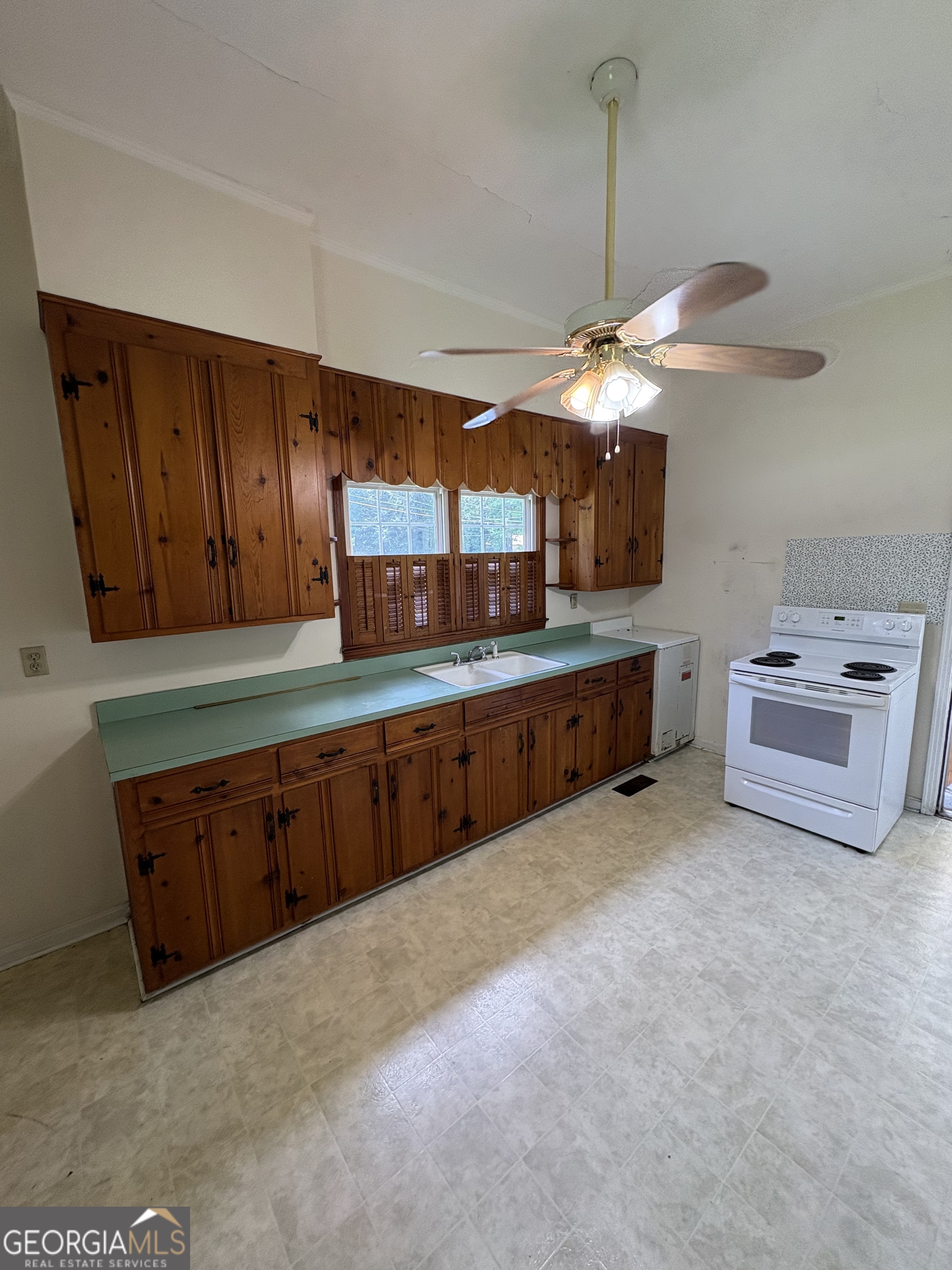 208 Warthen Street Property Photo 9