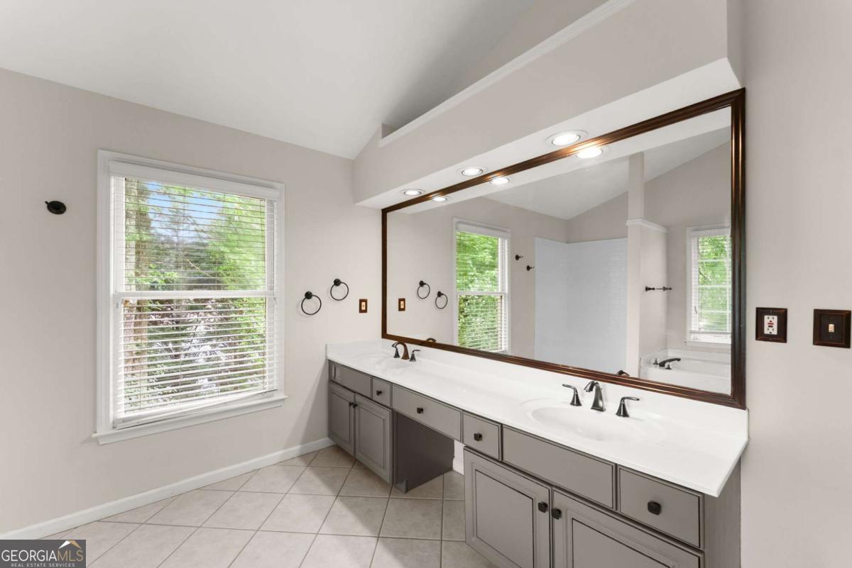 415 Fairford Lane Property Photo 34