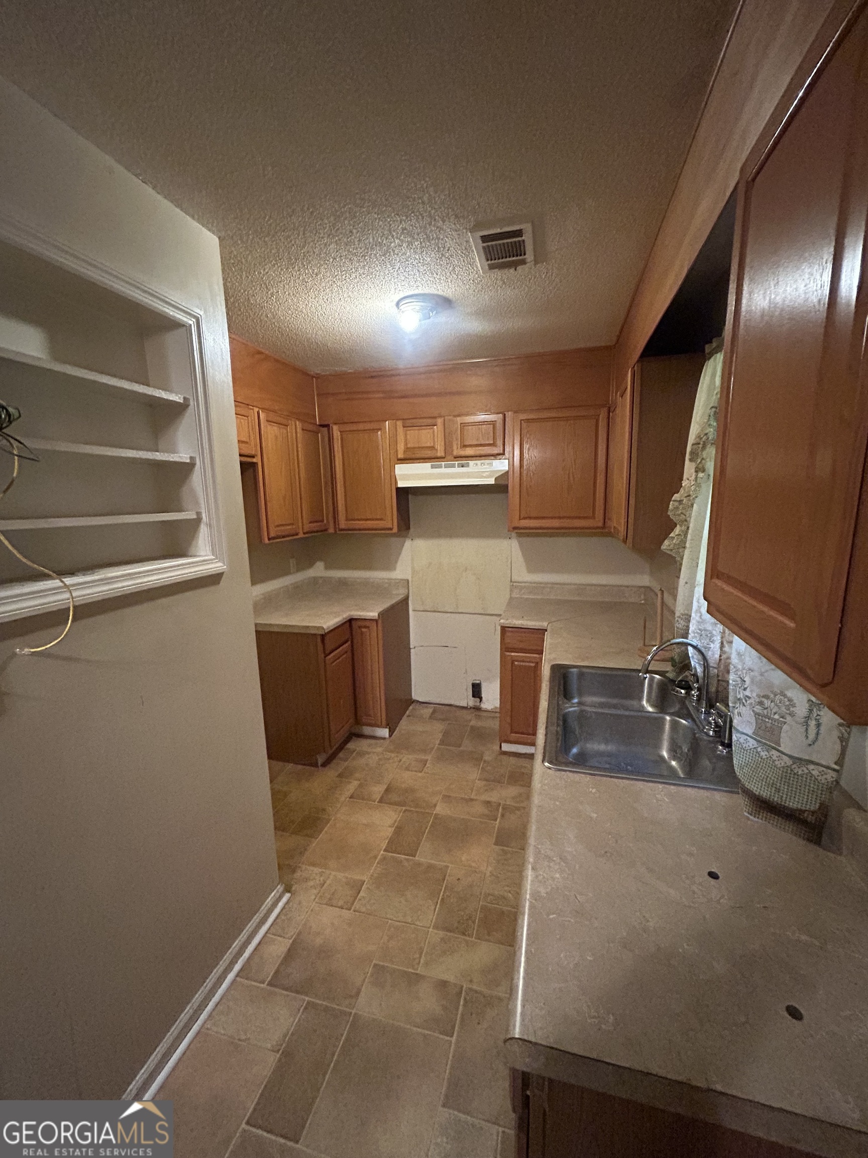 1031 King Circle Property Photo 3