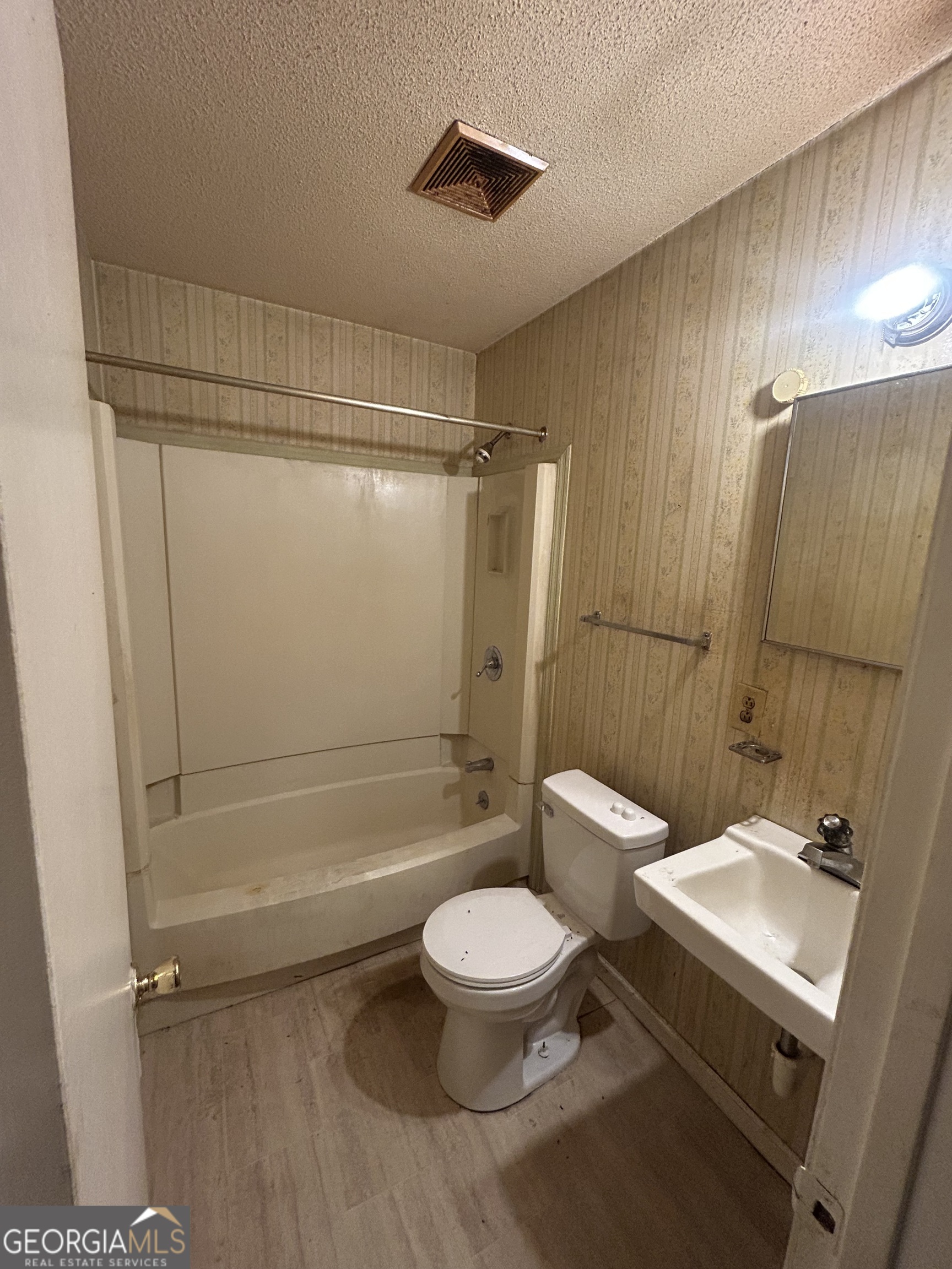 1031 King Circle Property Photo 6