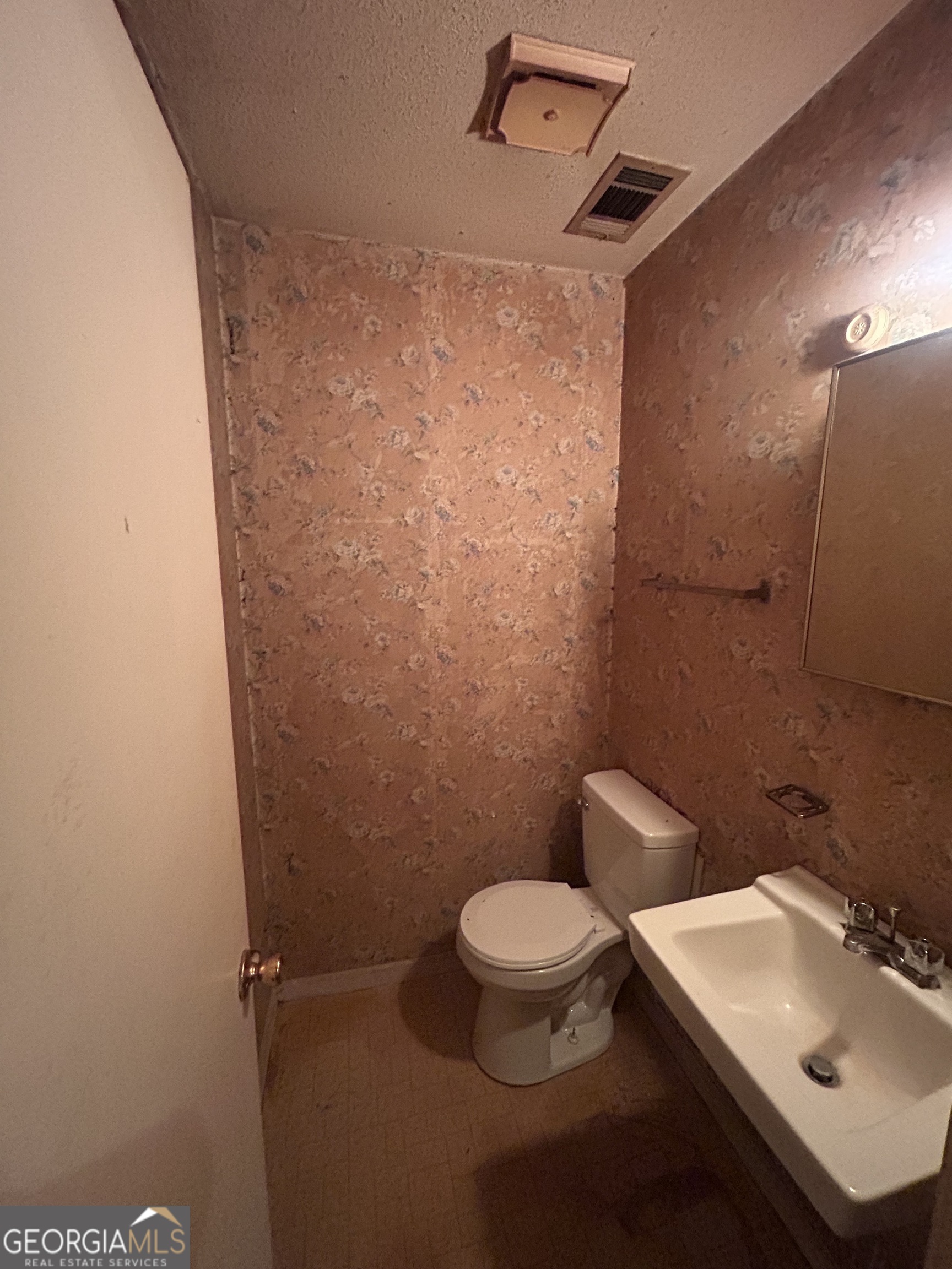 1031 King Circle Property Photo 7