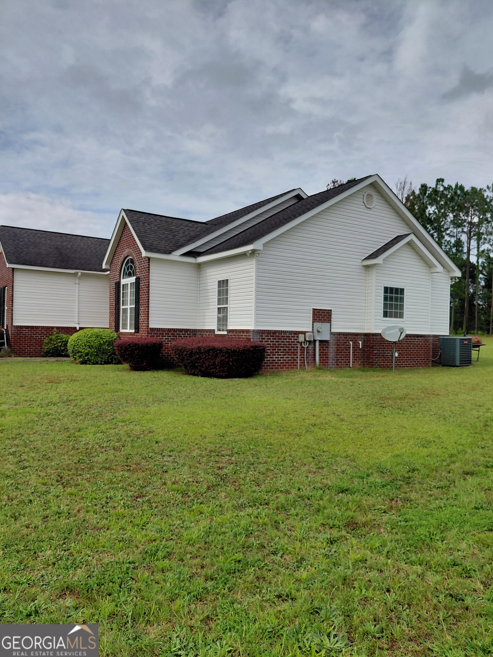 585 Live Oak Way Way Property Photo 2
