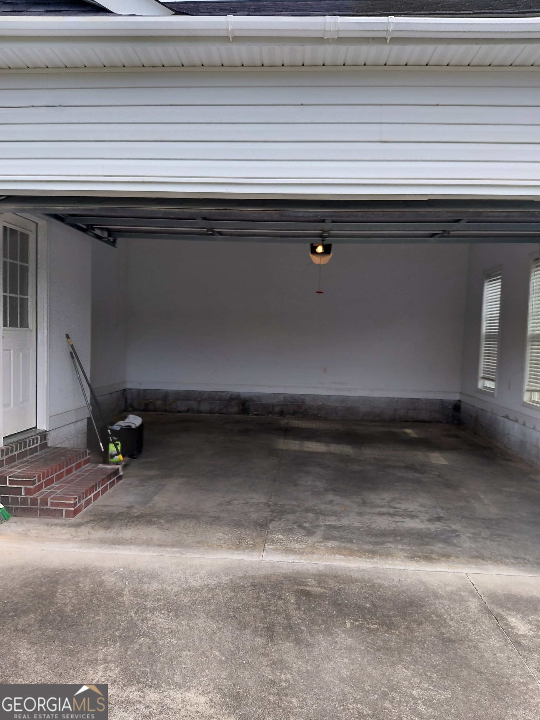 585 Live Oak Way Way Property Photo 5