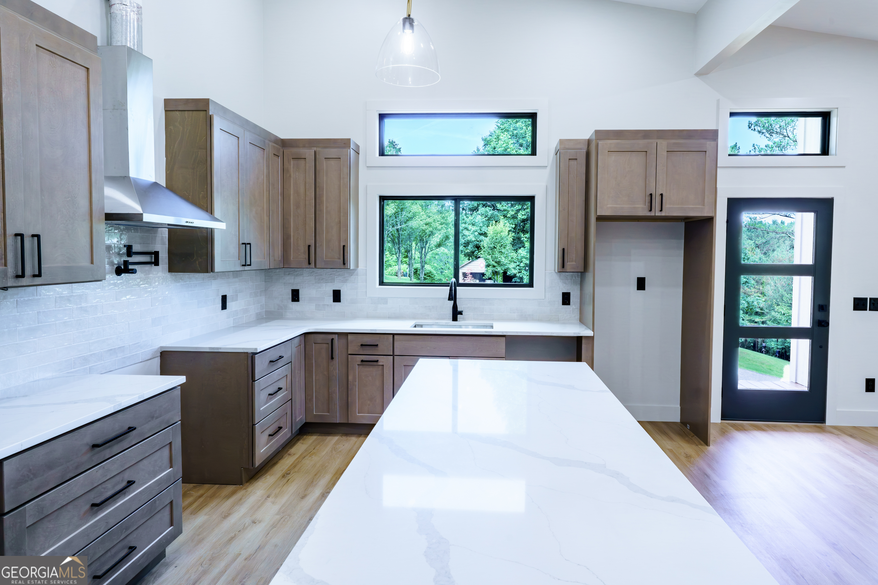 215 Brookhaven Drive Property Photo 4
