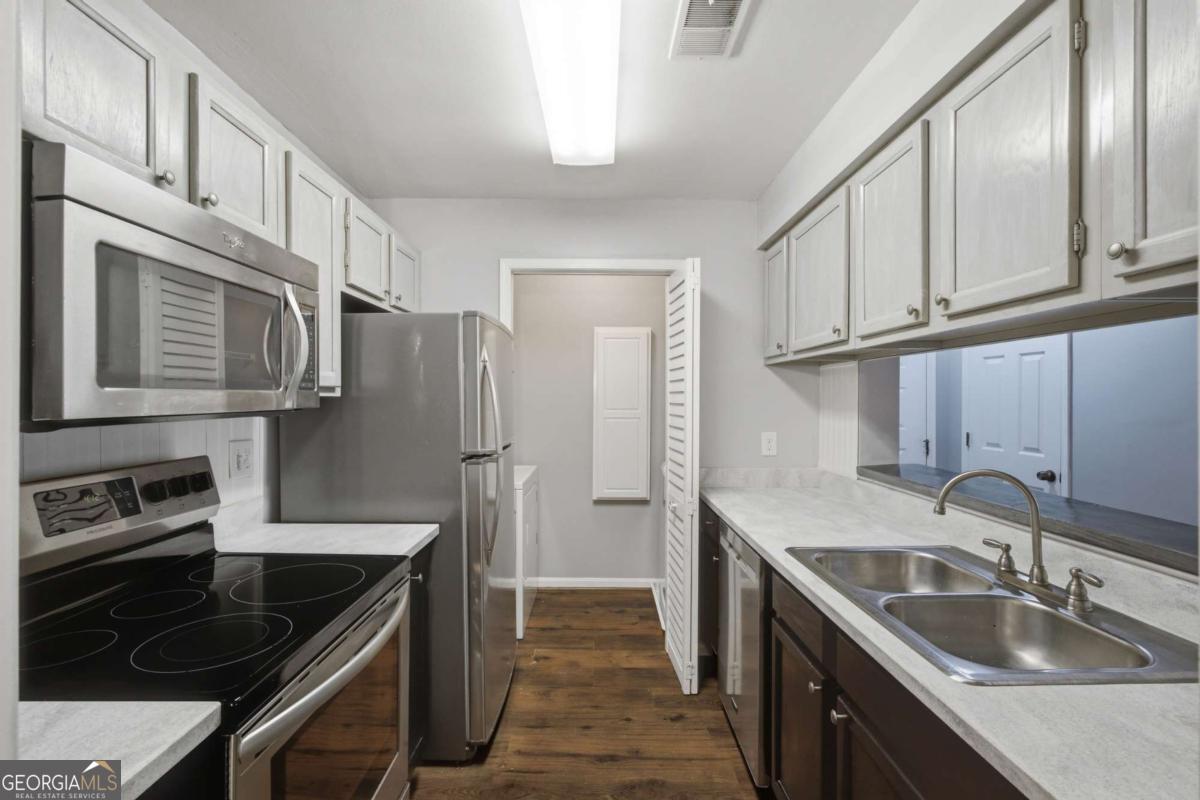 619 Barrington Hills Drive Property Photo 15