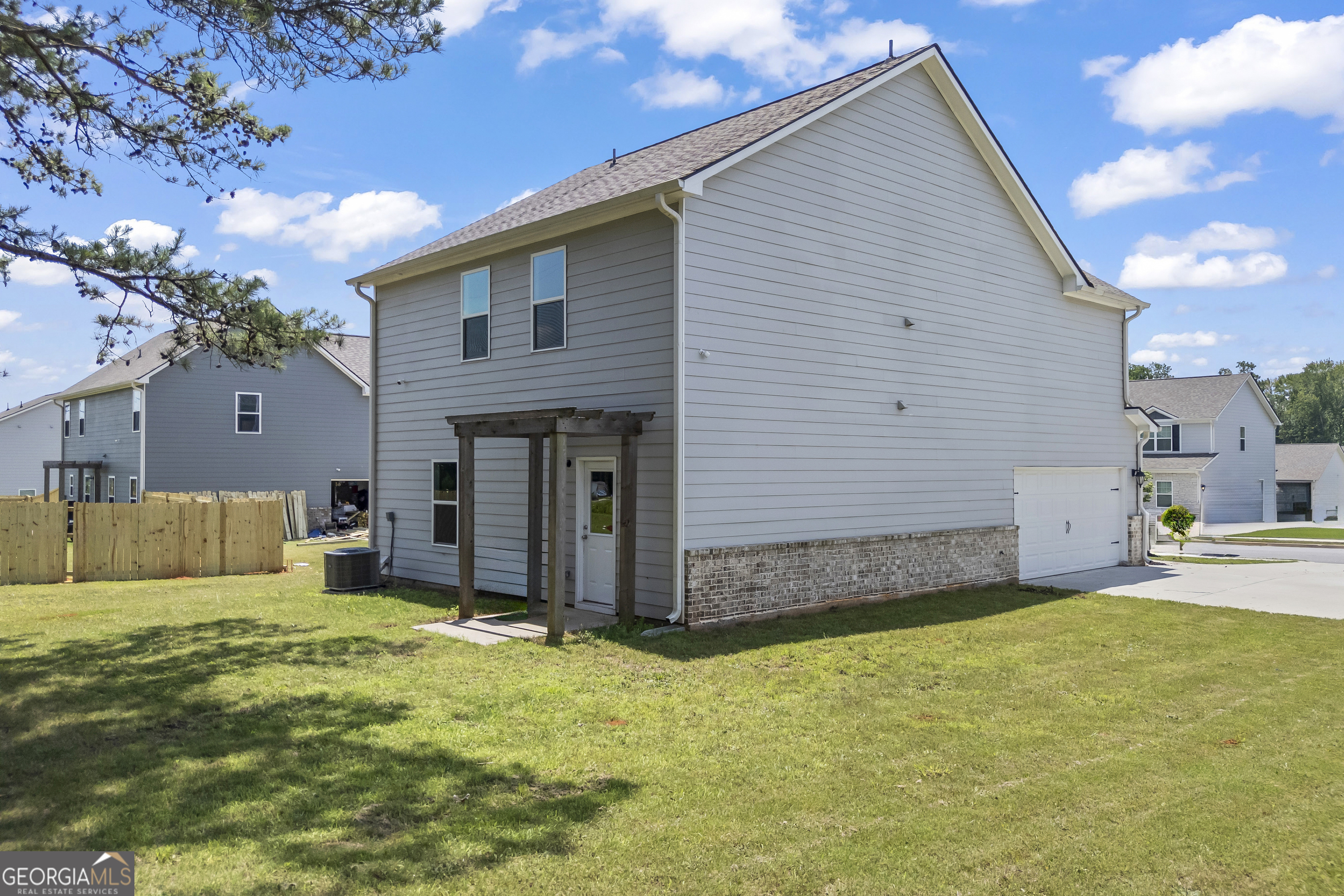 558 Meadows Farm Drive Property Photo 4