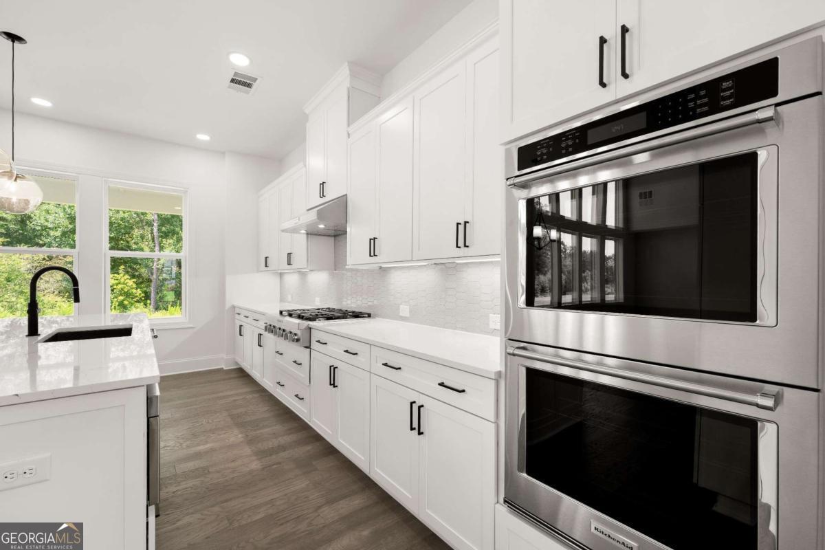 6470 Pond View Drive Property Photo 18