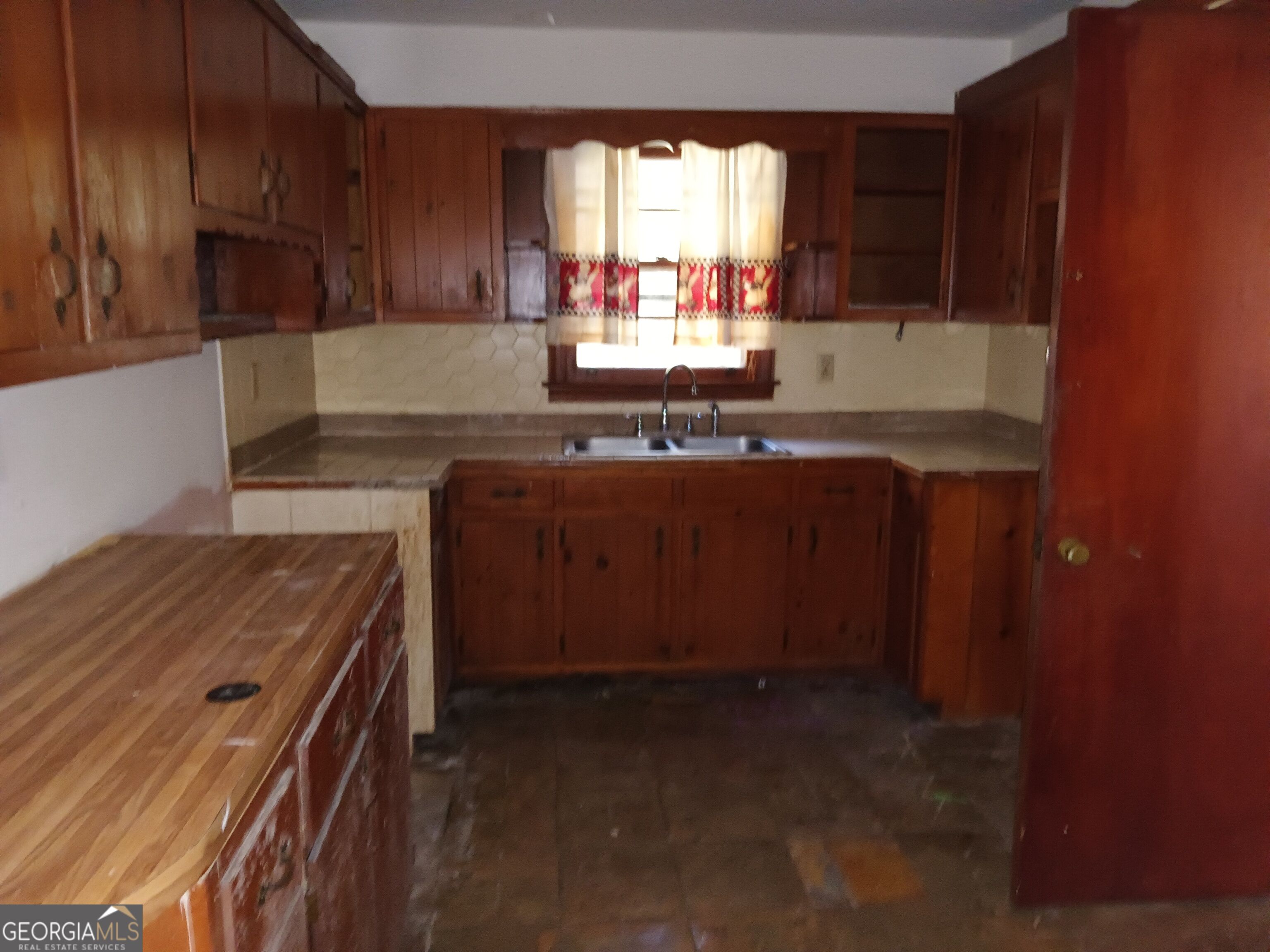 1214 Lloyd Drive Property Photo 3