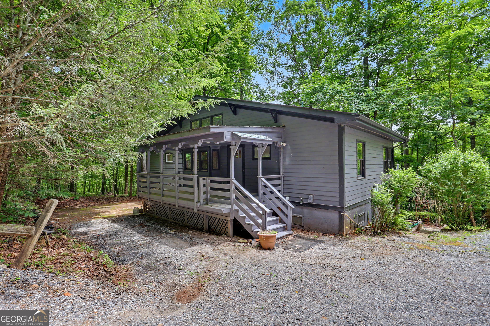996 Crestview Drive Property Photo 1