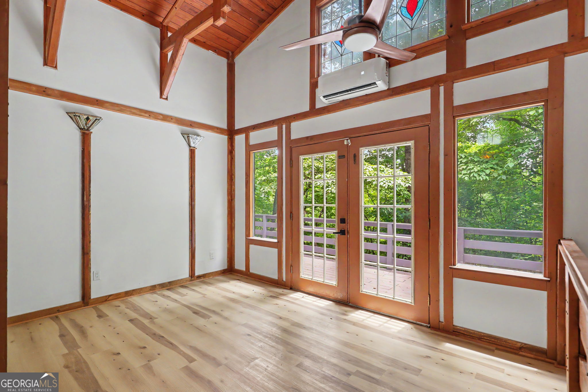 996 Crestview Drive Property Photo 3
