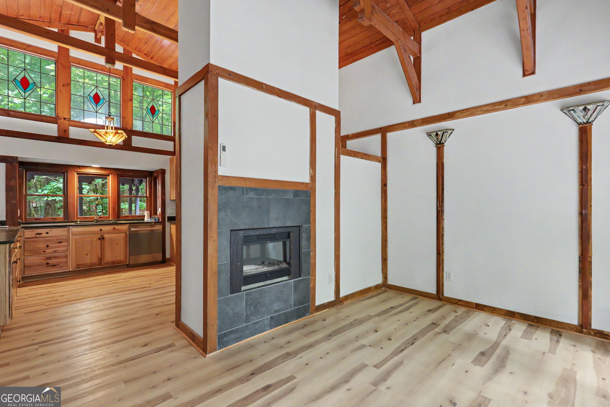 996 Crestview Drive Property Photo 4