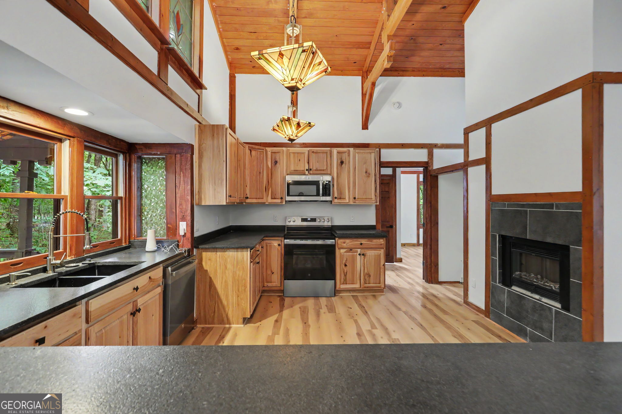 996 Crestview Drive Property Photo 9
