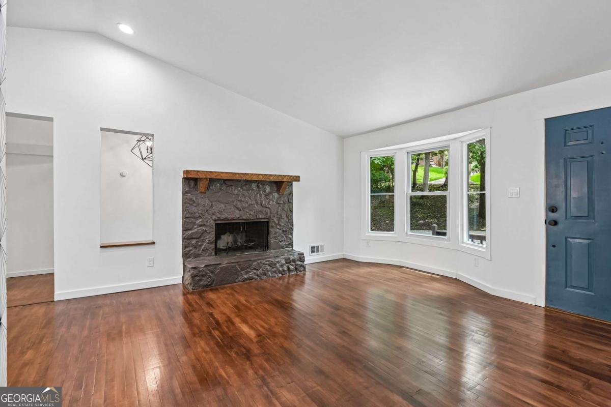 2272 Vistamont Drive Property Photo 8