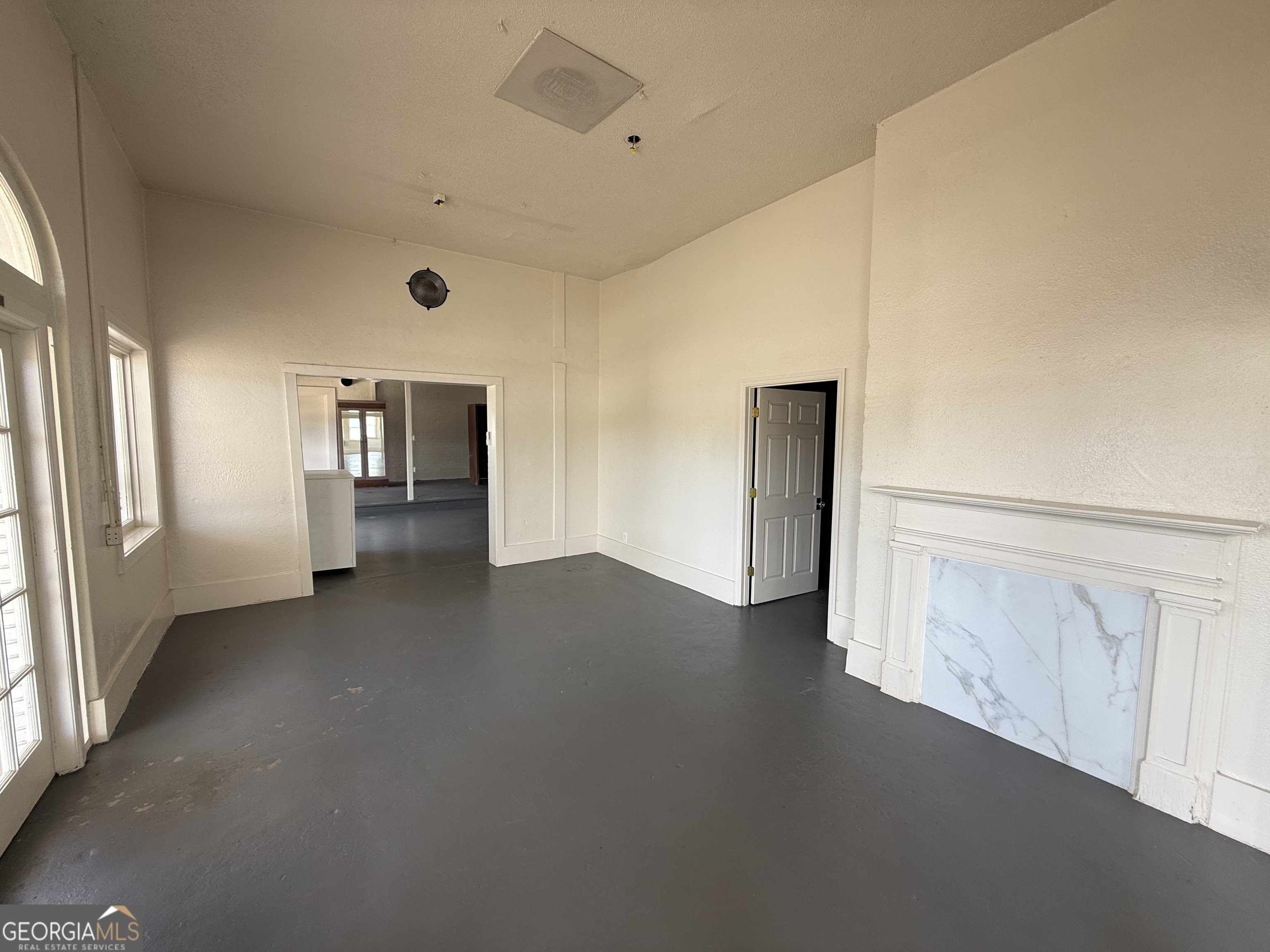 215 E Main Street Property Photo 13