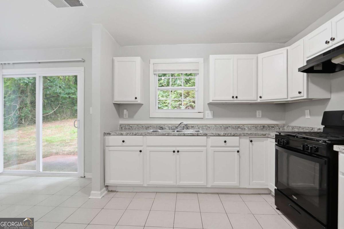 5202 Scarbrough Lane Property Photo 15