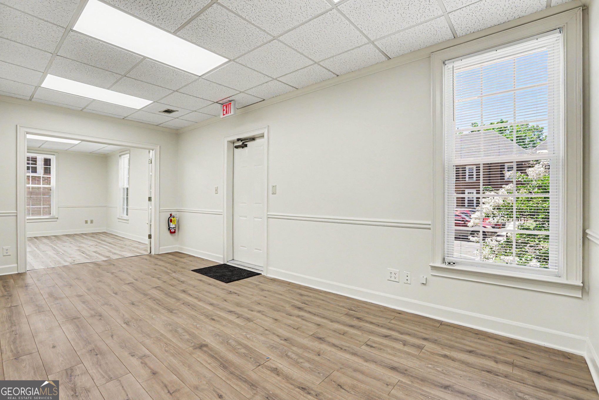 8375 Dunwoody Place Property Photo 4