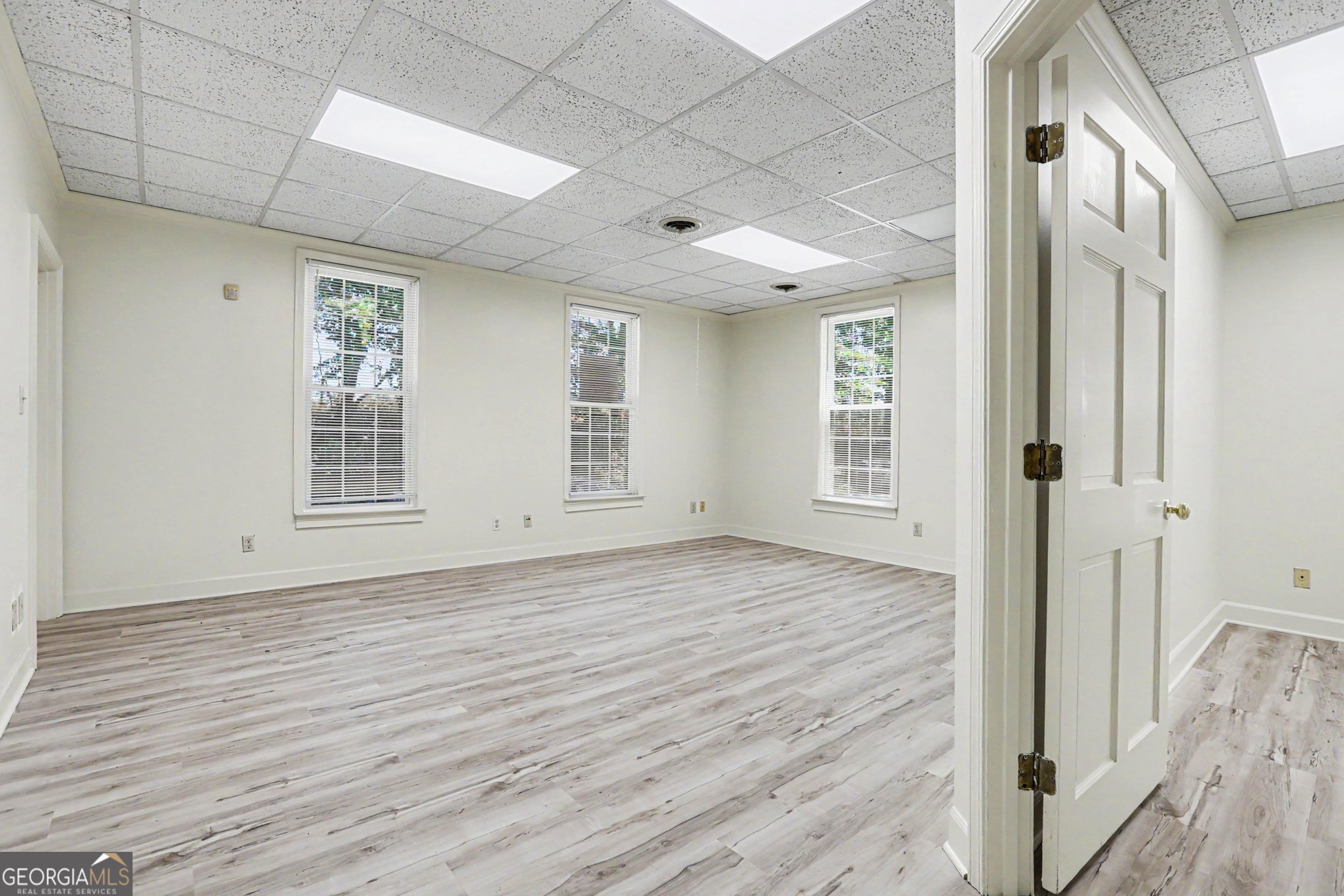 8375 Dunwoody Place Property Photo 15