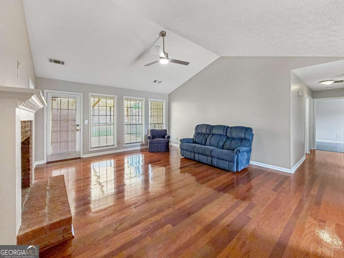 1435 Wheatfield Drive Property Photo 4