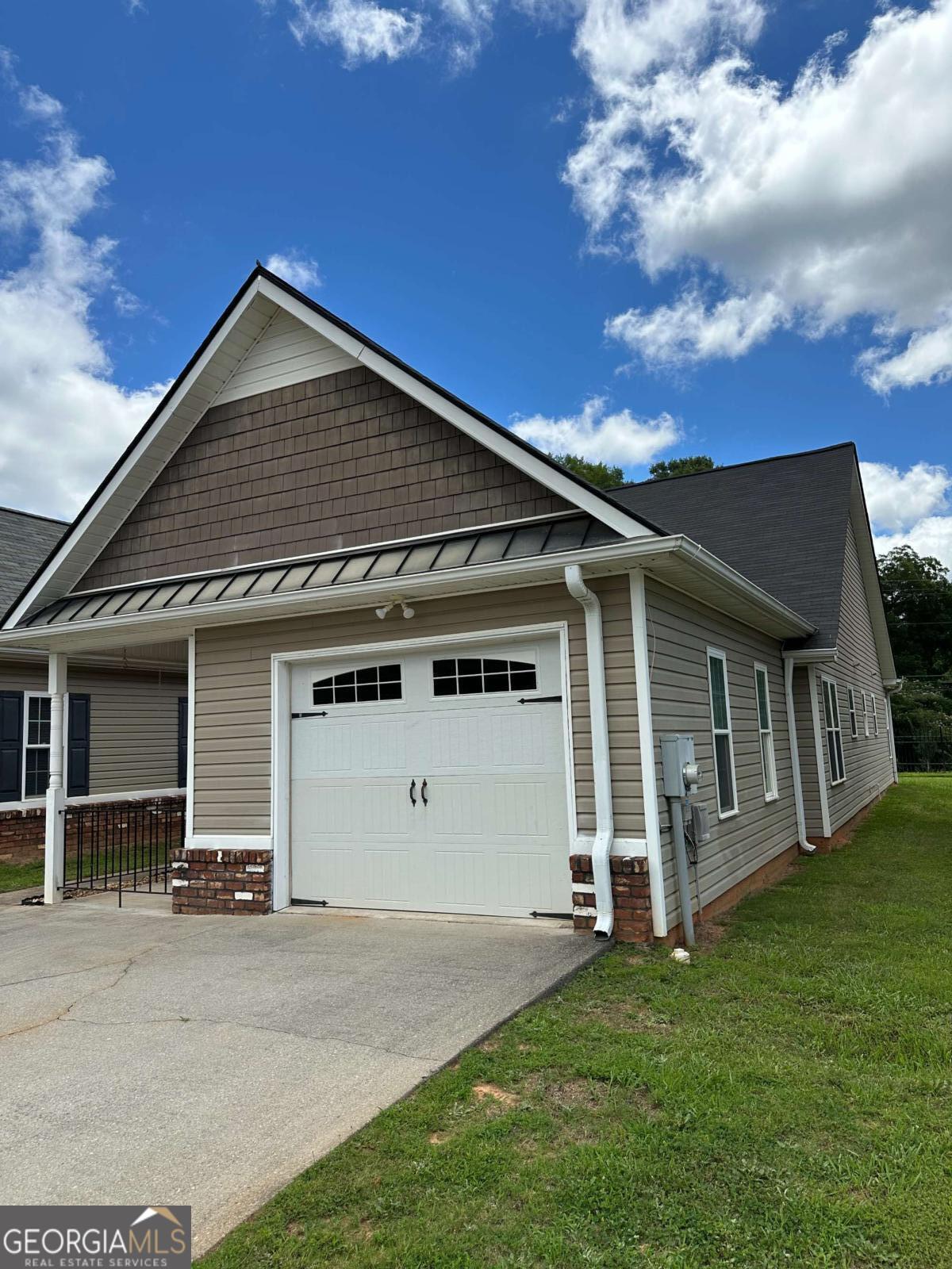 1910 School House Lane Property Photo 1