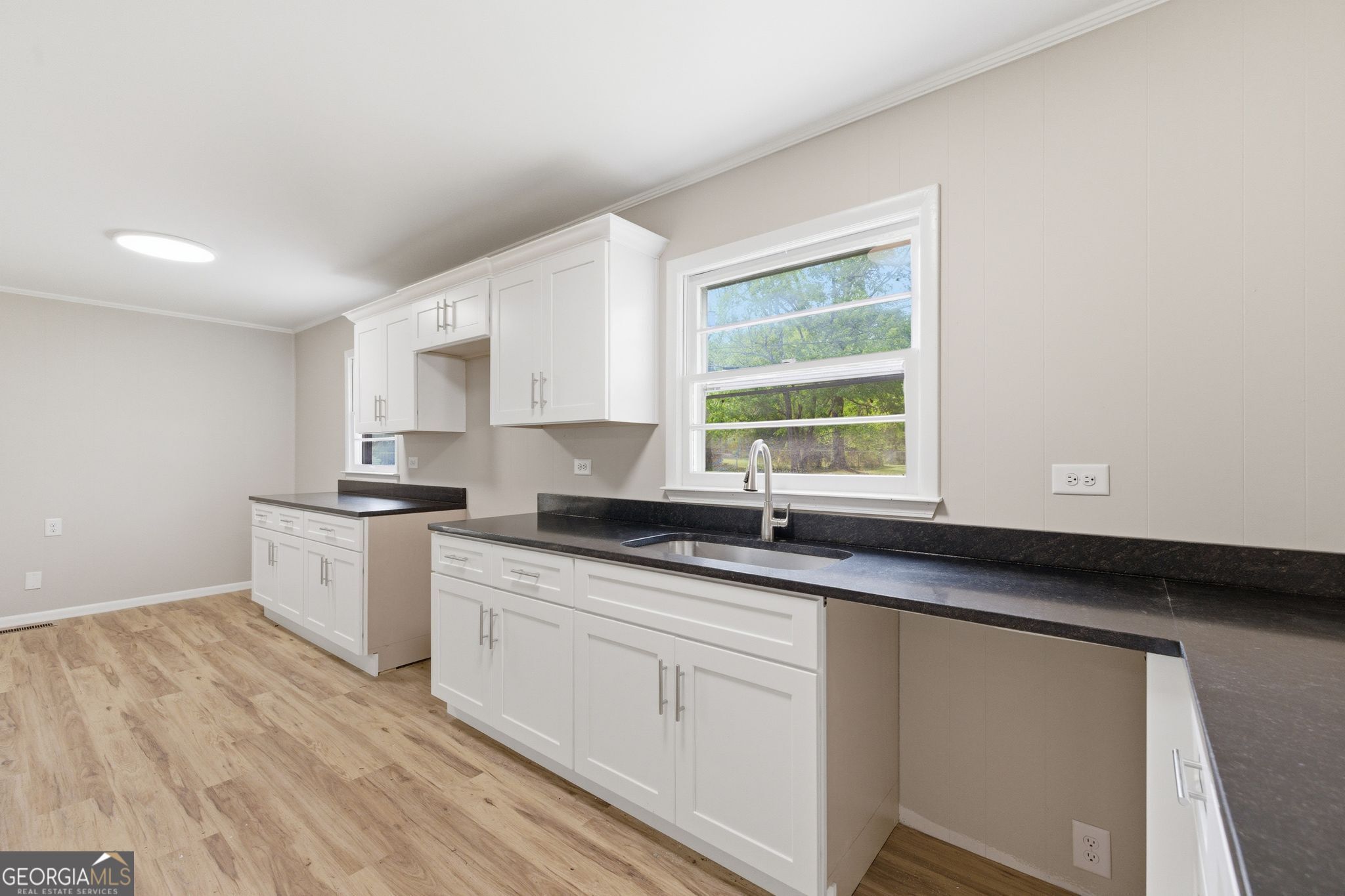 168 Moore Street Property Photo 7