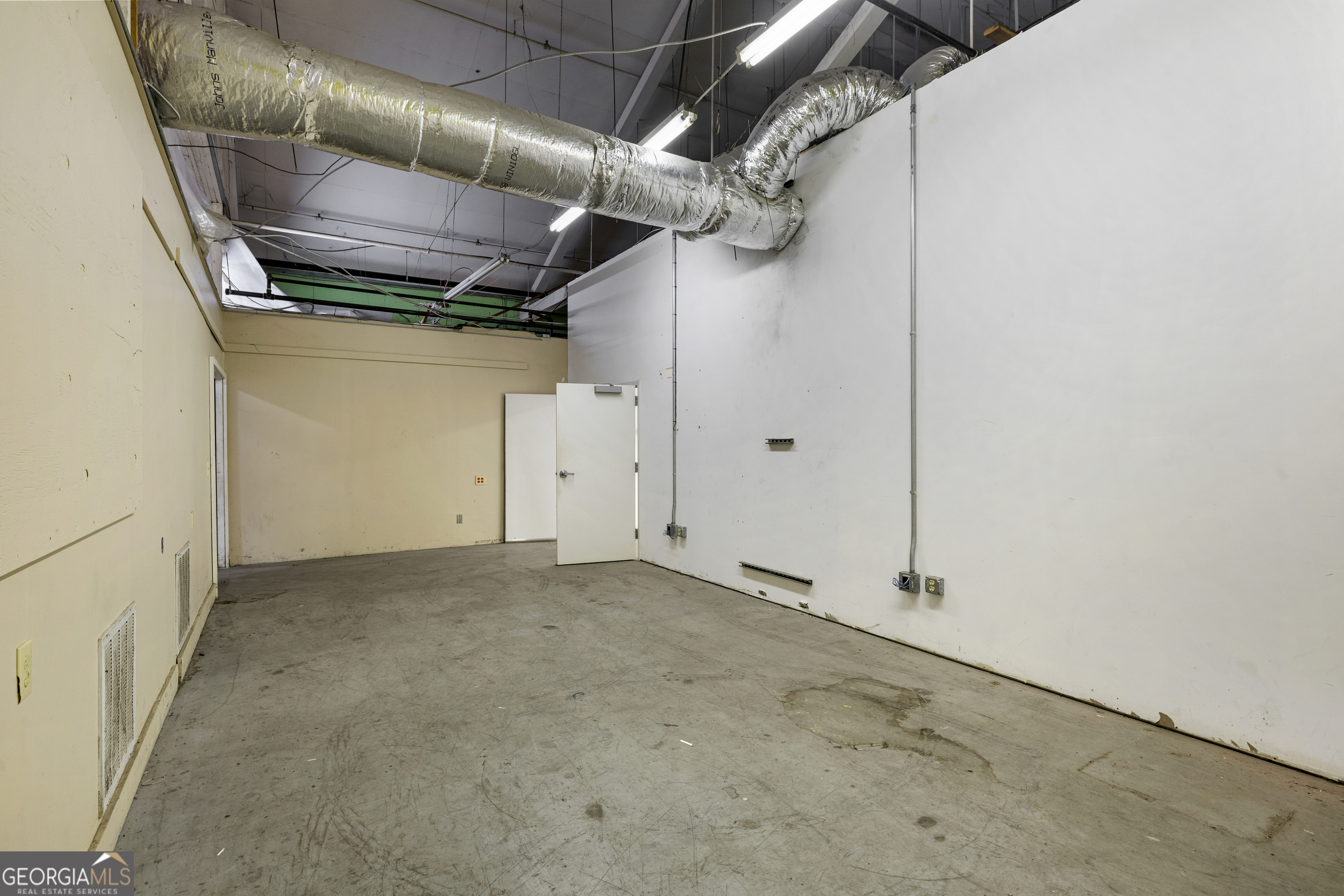 200 E 2nd Avenue Property Photo 14