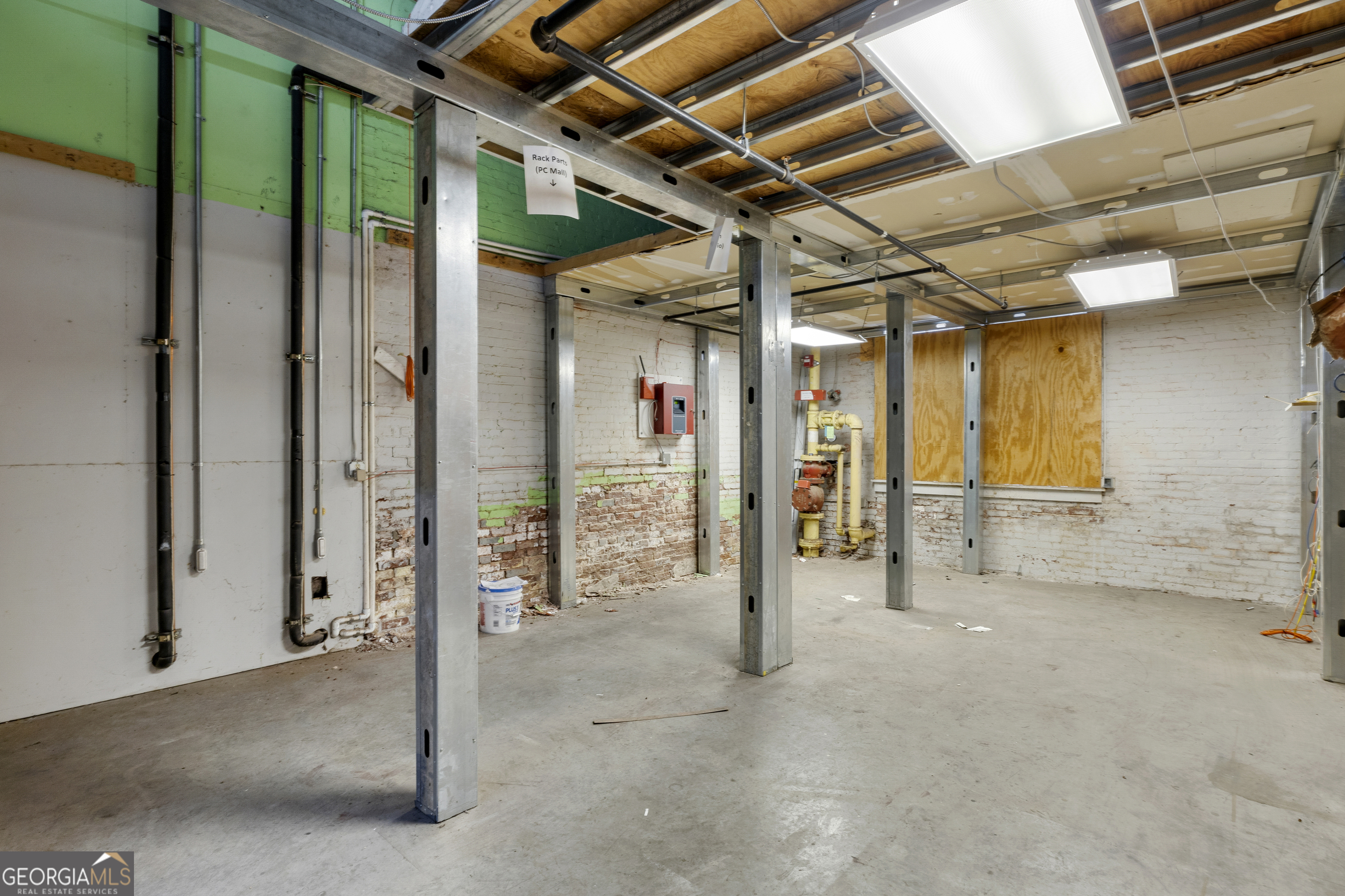 200 E 2nd Avenue Property Photo 17