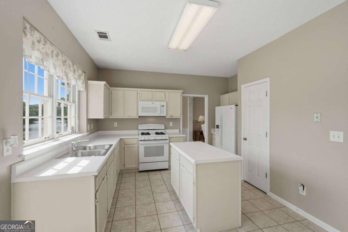 3840 Longlake Drive Property Photo 13