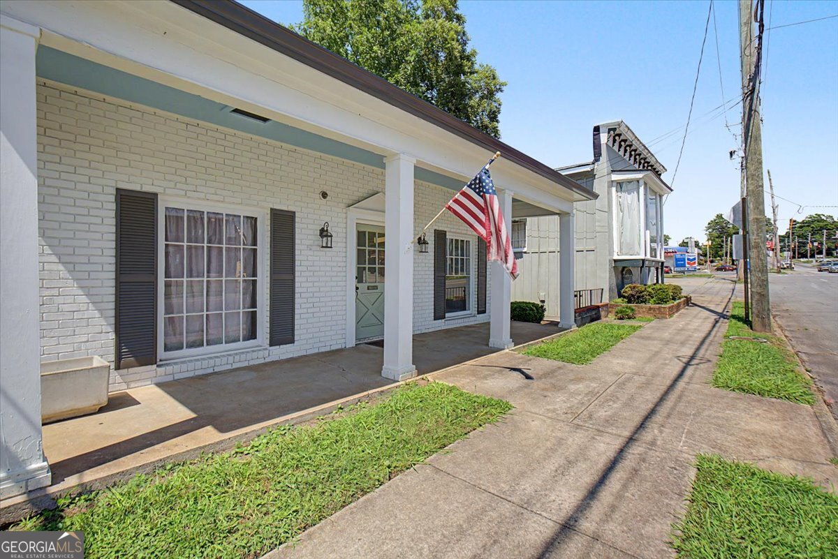 104 East Avenue Property Photo 3
