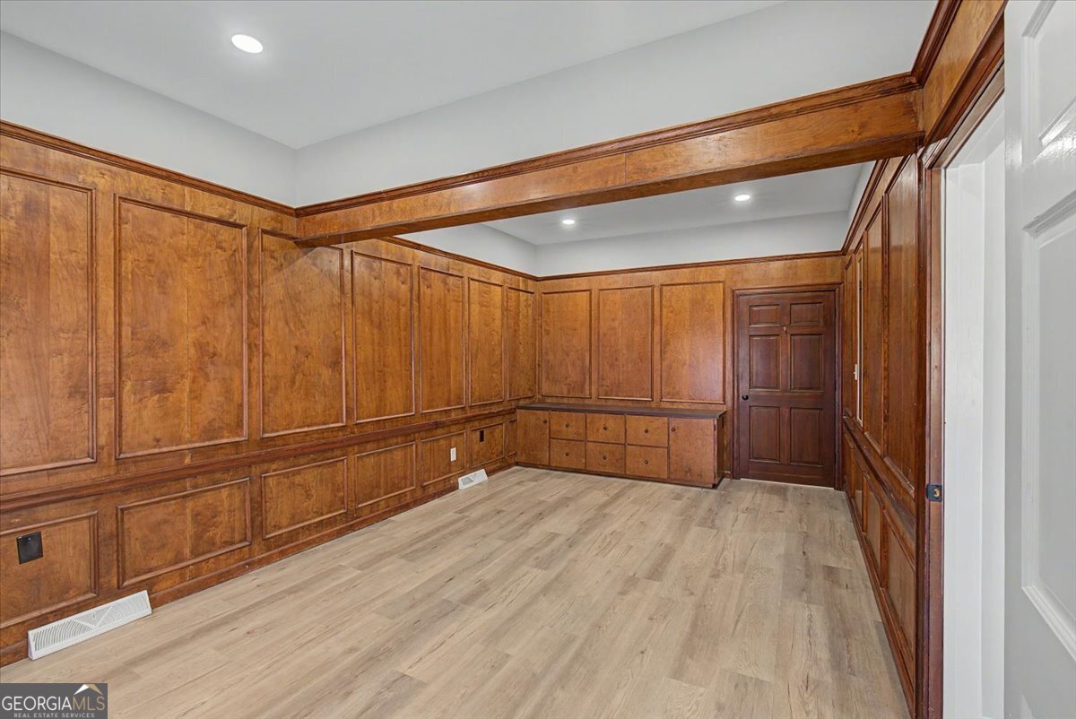 104 East Avenue Property Photo 8