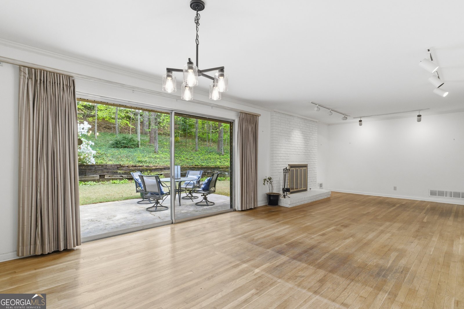 955 Vistavia Circle Property Photo 2