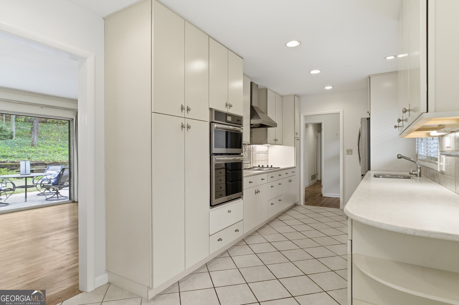 955 Vistavia Circle Property Photo 3